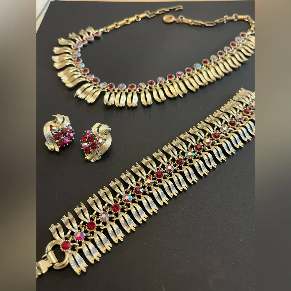 Lisner Red Rhinestone Parure - Picture 3 of 11